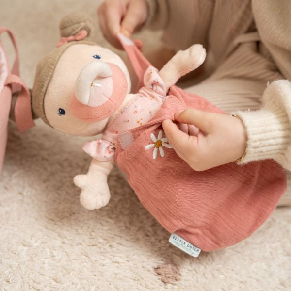 Pluche pop Baby Rosa van Little Dutch met accessoires zoals een reismandje en speen.