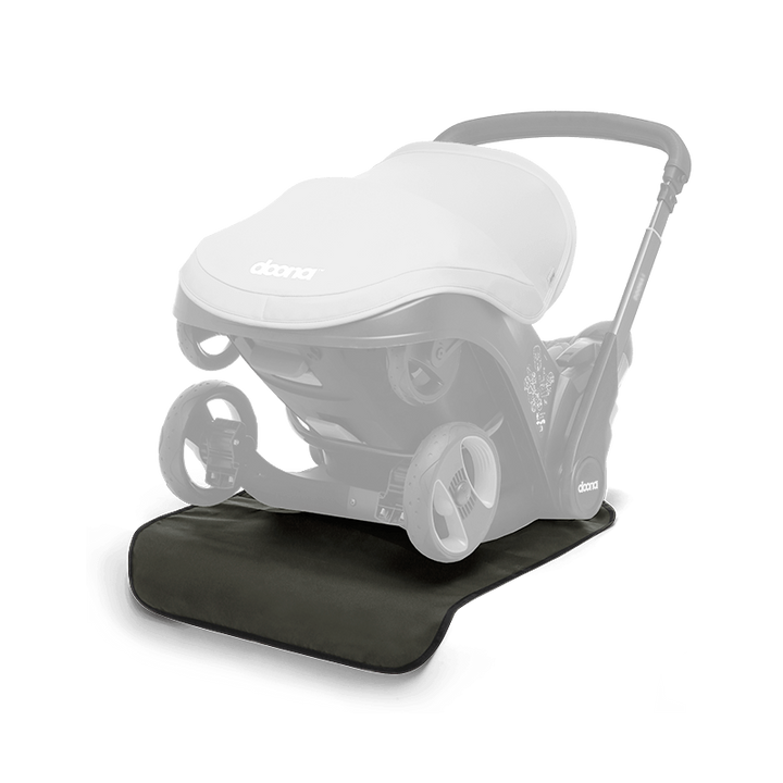 Doona zetelbeschermer geplaatst onder een autostoel, beschermt tegen vlekken en vuil.