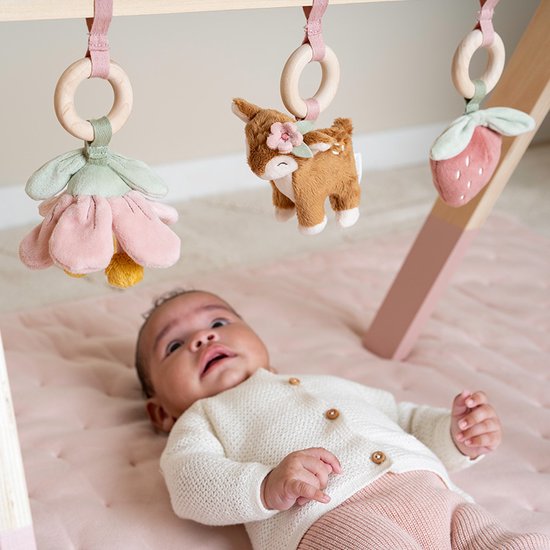 Little Dutch babygym met feethema en schattige speeltjes, zoals een aardbei, een bloem en een hertje.