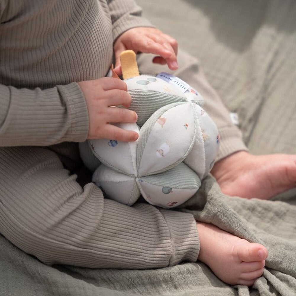 Little Dutch Grijpbal met boerderijthema en kleurrijke labels, geschikt voor baby's.