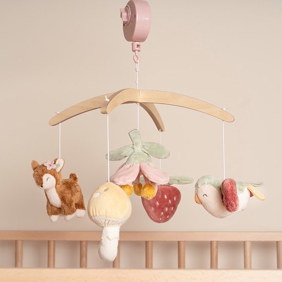 Little Dutch houten muziekmobiel met vijf schattige speeltjes uit de Fairy Garden collectie, bevestigd aan kinderbed.