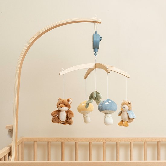 Little Dutch houten muziekmobiel met vijf schattige speeltjes uit de Forest Friends collectie, bevestigd aan kinderbed.