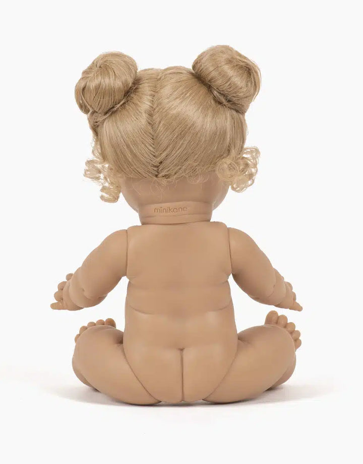Minikane Pop Louise 34 cm met blond haar, knotjes en grijsblauwe ogen, gemaakt van vinyl met een vanillegeur