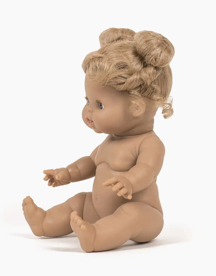 Minikane Pop Louise 34 cm met blond haar, knotjes en grijsblauwe ogen, gemaakt van vinyl met een vanillegeur