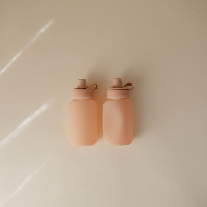 Mushie silicone knijpzakje / drinkfles in blush, herbruikbaar en voedselveilig, ideaal voor baby’s en peuters
