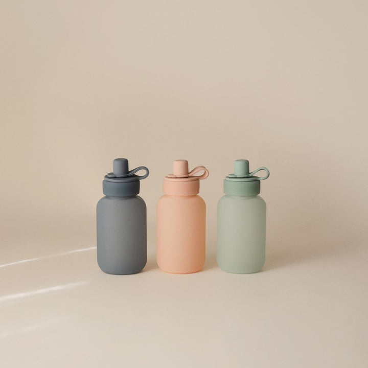 Mushie silicone knijpzakje / drinkfles in blush, herbruikbaar en voedselveilig, ideaal voor baby’s en peuters
