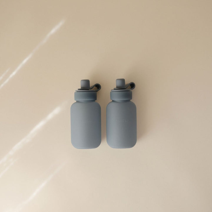 Mushie silicone knijpzakje / drinkfles in cambridge blue, herbruikbaar en voedselveilig, ideaal voor baby’s en peuters