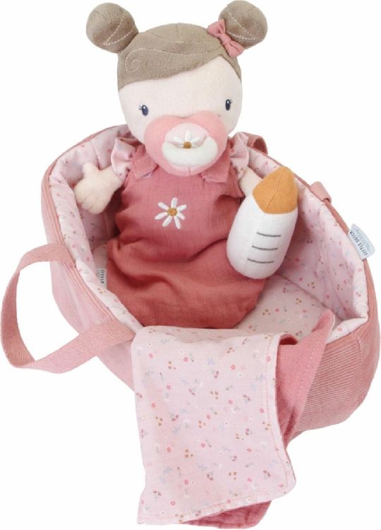 Pluche pop Baby Rosa van Little Dutch met accessoires zoals een reismandje en speen.