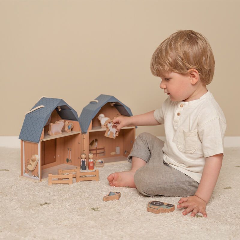 Houten poppenhuis Little Farm van Little Dutch in de vorm van een schuur, inclusief dierenfiguren.