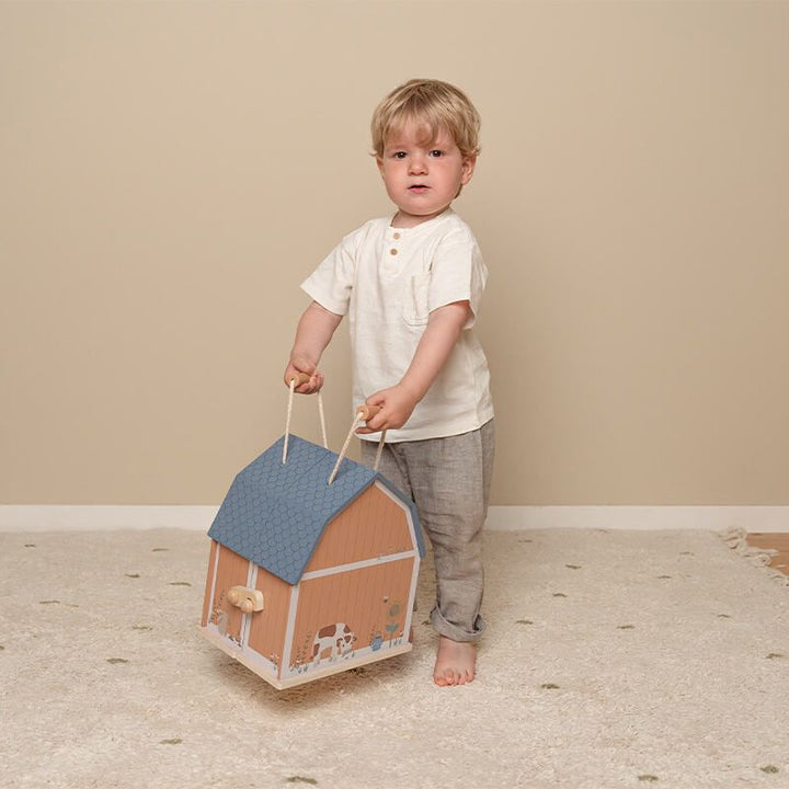 Houten poppenhuis Little Farm van Little Dutch in de vorm van een schuur, inclusief dierenfiguren.