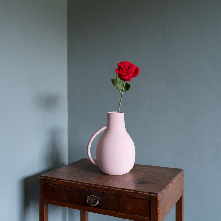 Handgemaakte rode vilten roos met flexibele stengel, ideaal voor duurzame decoratie