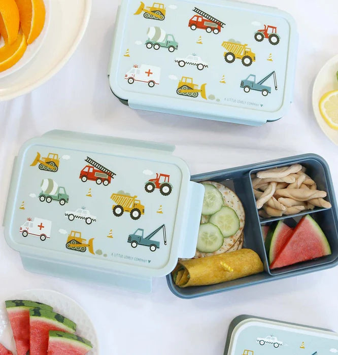 Roze bento lunchbox met voertuigenprint van A Little Lovely Company met uitneembare vakjes