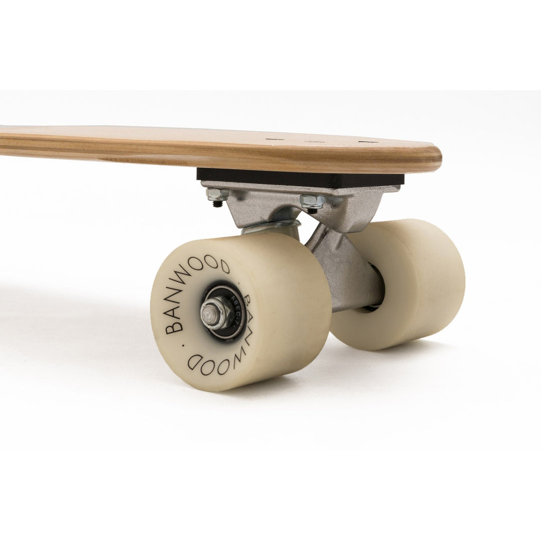 Banwood Skateboard Cream in speelse pasteltinten, ideaal voor comfortabel rijden op Canadees esdoornhout