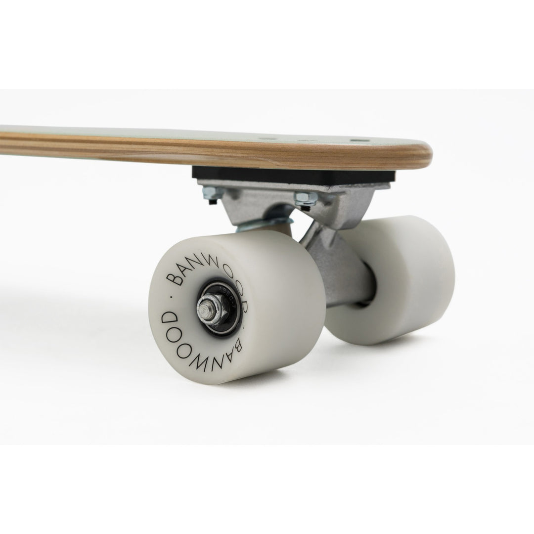 Banwood Skateboard Mint in speelse pasteltinten, ideaal voor comfortabel rijden op Canadees esdoornhout