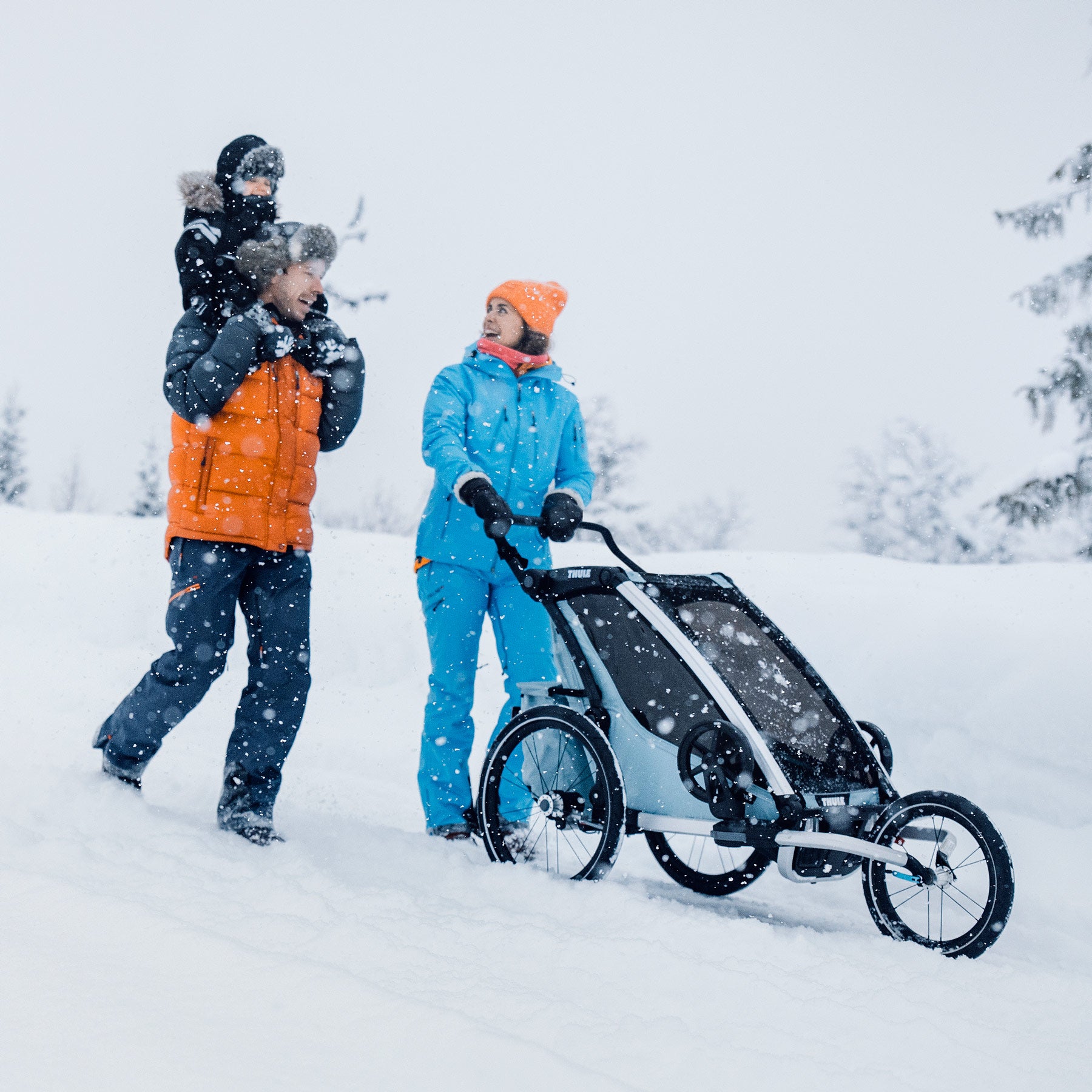 Thule Jog Kit Chariot G3 Dubbel met aluminium armen en 16-inch wiel bevestigd aan wandelwagen.