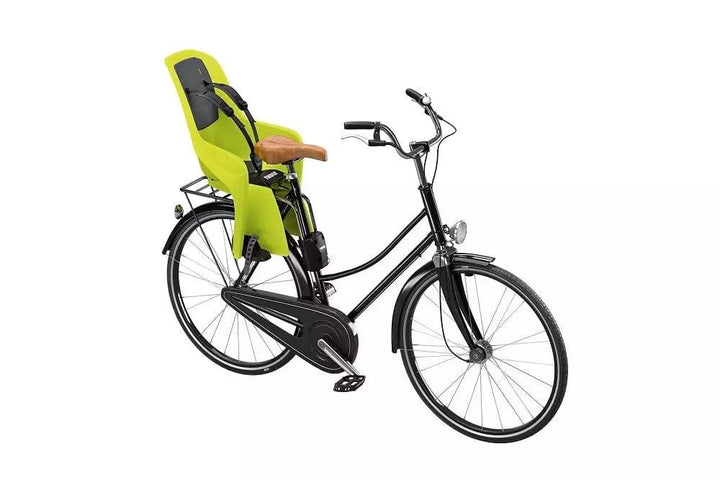 Thule RideAlong 2 achteraan fietsstoel in zen lime met snelkoppeling en beschermende vleugels voor veilig kindervervoer.