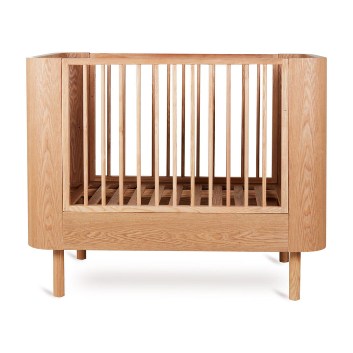 Quax Yume Bed 70 x 110 cm in Natural Ash, met organische rondingen en omvormbaar tot junior bed, serene en tijdloze kinderkamer stijl