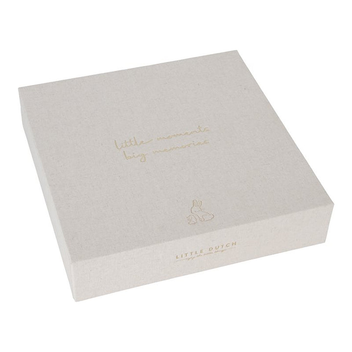 Little Dutch linnen memorybox Newborn Naturals met accessoires voor het bewaren van babyherinneringen.
